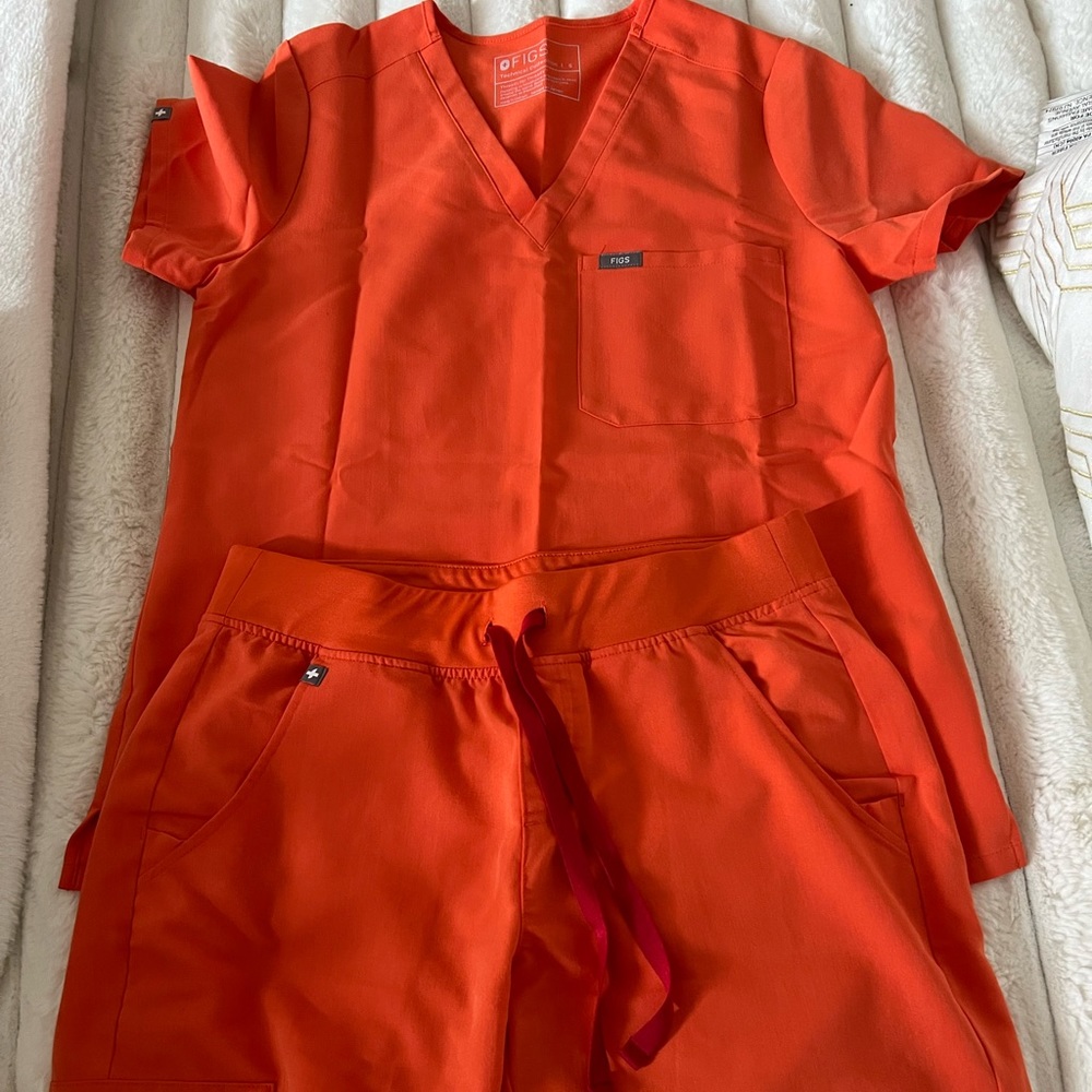 Orange Figs scrub set
